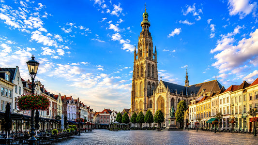 “8K breedbeeldfoto van de Grote Kerk op de Grote Markt in Breda, Nederland, met historische gevels en sfeervolle architectuur bij zonsondergang – professionele landmarkfoto voor meubels herstofferen en meubelstoffering in Breda.”