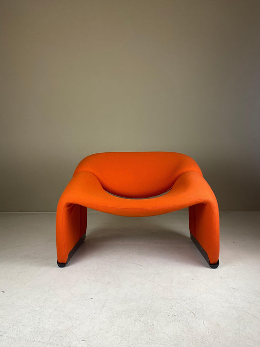 Professionele restauratie voor een royale designfauteuil met organische vormen